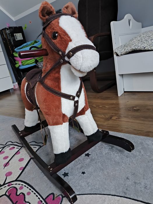 Interaktywny koń na biegunach