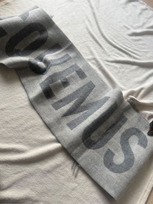 Szary szal jacquemus