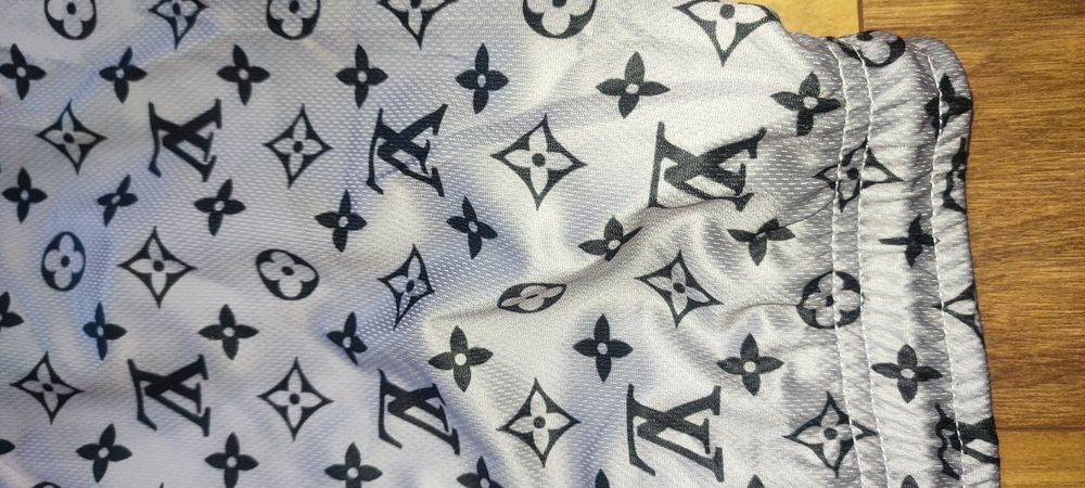 Nowe w opakowaniu spodenki Louis Vuitton rozm L wymiary na fotkach
