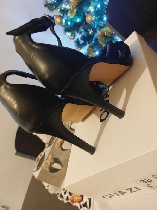 Skórzane sandałki na obcasie