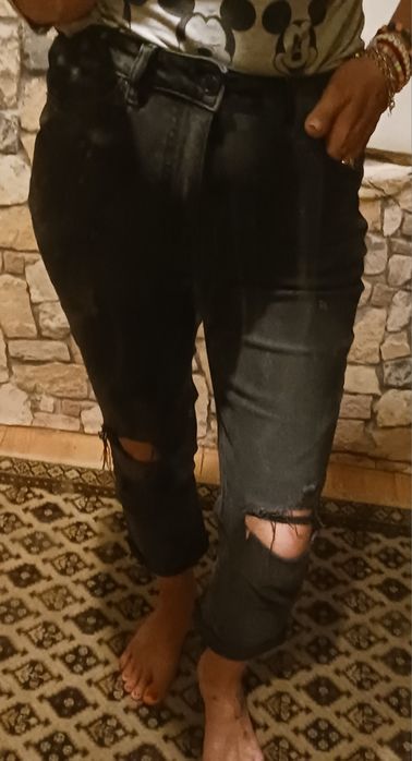 Damskie jeansy z dziurami.