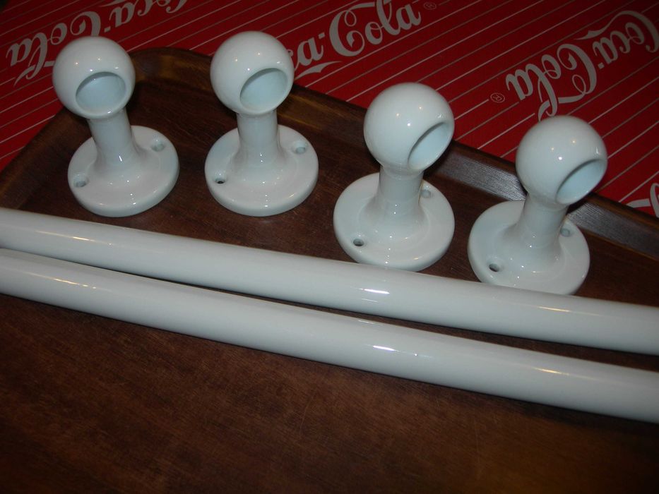 Dois suportes de toalhas em porcelana, Vista Alegre.