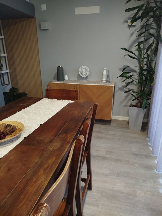 Mesa e cadeiras em castanho