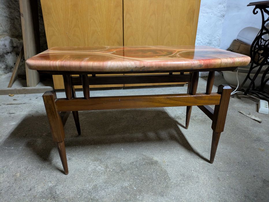 Mesa de centro vintage em resina