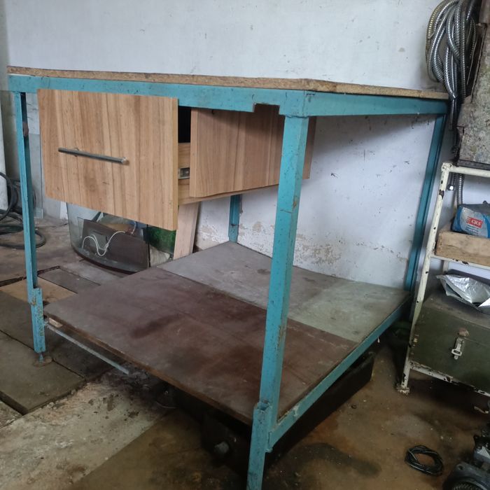 Продам стол,стелаж