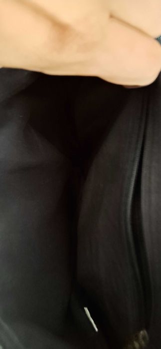 Mala tiracolo com detalhe em veludo