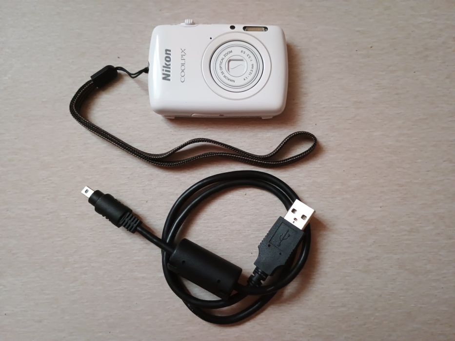 Мініатюрний цифровий фотоапарат Nikon Coolpix S01 (Ретро / Y2K) + кабель