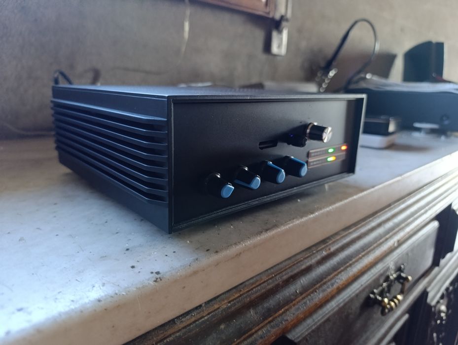 Mini amplificador MP3, com 100W * 2, tem bluetooth, cartão micro SD e entradas RCA.