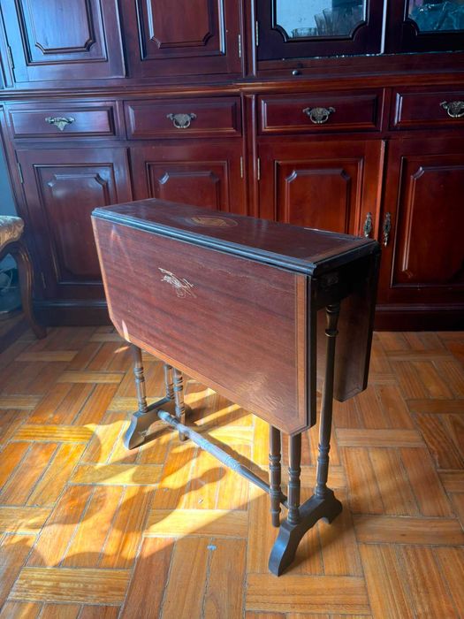 Mesa de apoio antiga de abrir em madeira – peça clássica para restauro