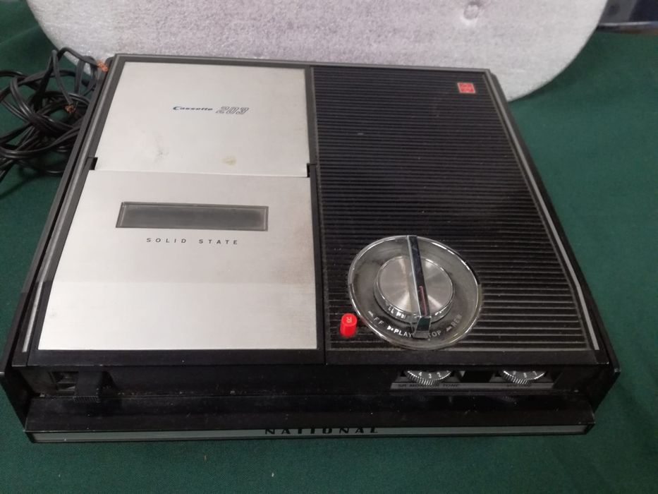 Gravador de cassetes com microfone, National. Antigo, reliquia