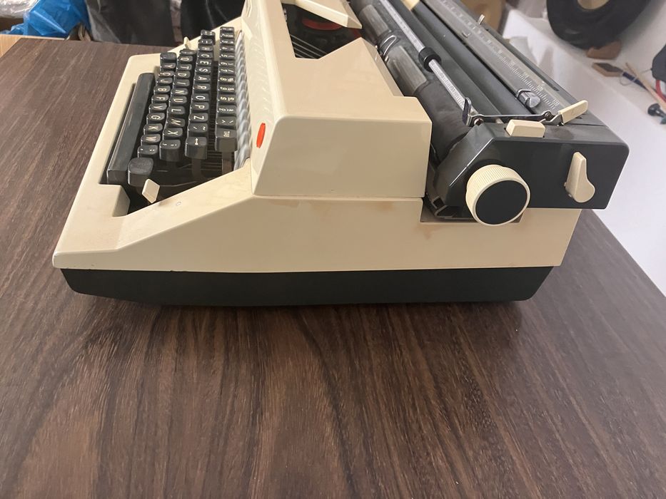 Máquina de escrever antiga Olympia