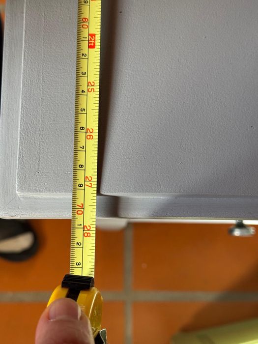 Secretária ajustável em altura, em metal e vidro muito resistente