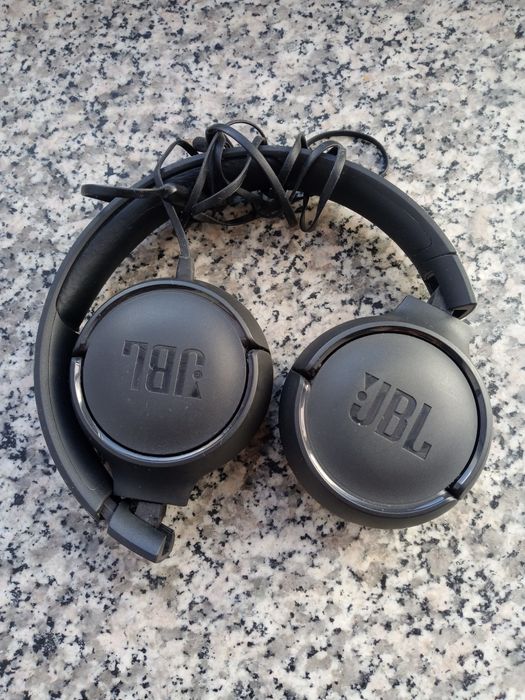 Czarne słuchawki JBL.