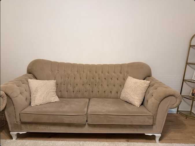 Piękna elegancka sofa pikowana kremowa