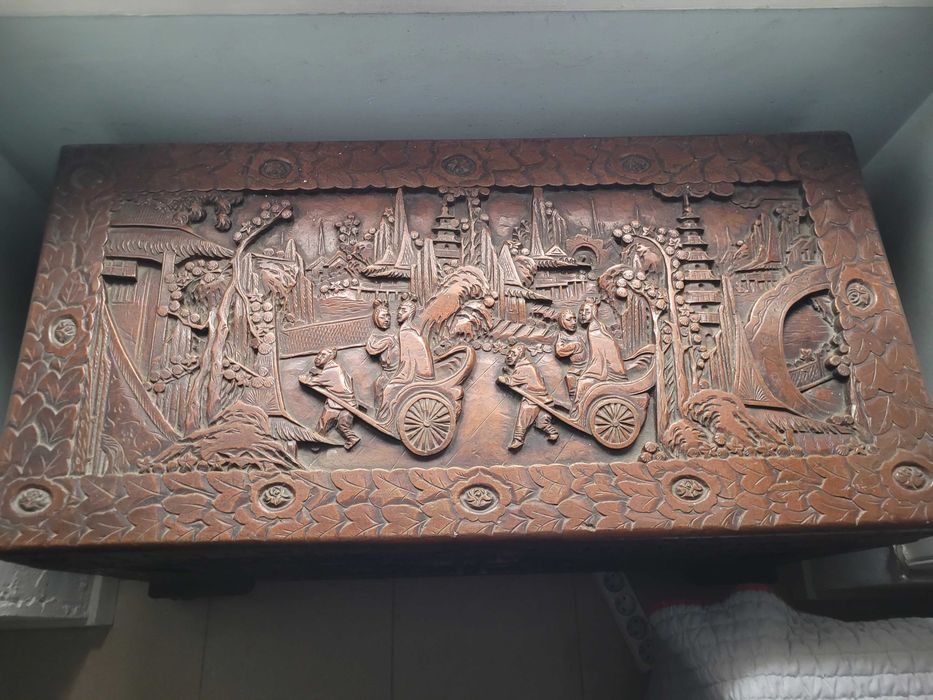 Arca antiga talhada com motivos orientais