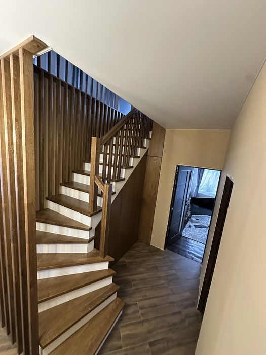 Виготовлення деревʼяних сходів з бука, ясеня, і дуба.