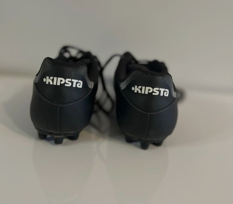 buty piłkarskie marki Kipsta w rozmiarze 39