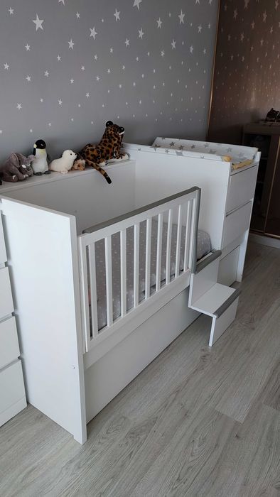 Combinado de berço evolutivo com muda-fraldas e arrumação