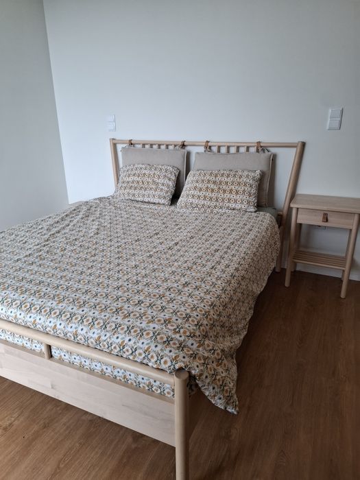 Cama Bjorknas 160cm + estrado + colchão + mesas de cabeceira