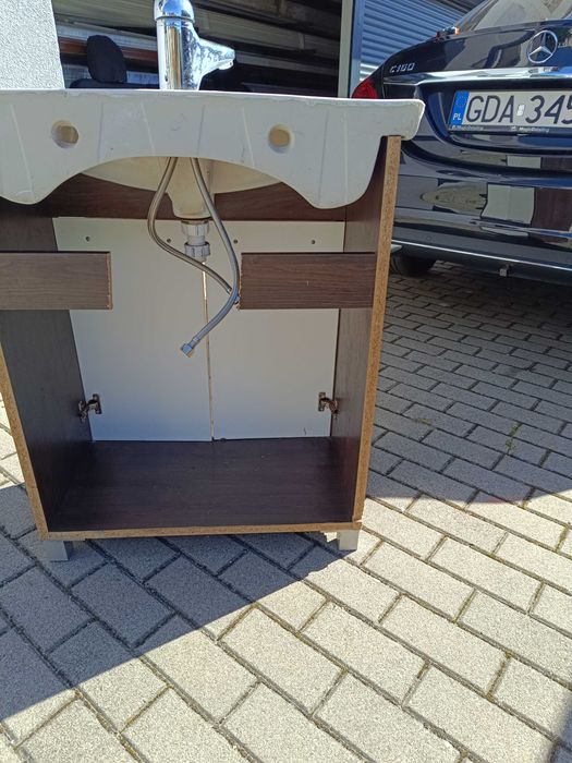 Szafka łazienkowa z umywalką i baterią