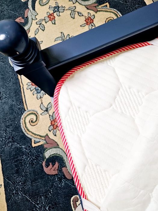 Одно спальне ліжко в дуже хорошому стані