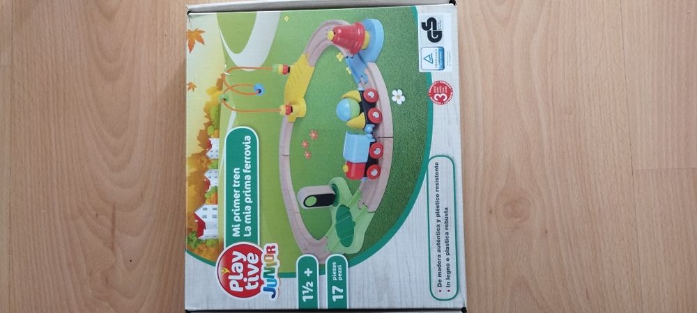 Comboio com linha de comboio em madeira.