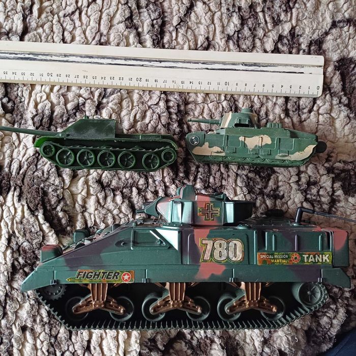 Танк большой, военная техника, игрушки модели