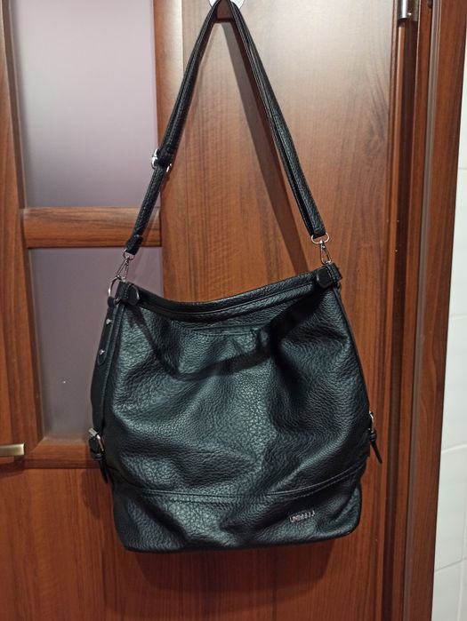 Czarna duża torebka z paskiem