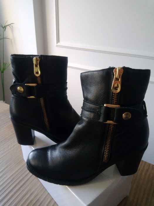Botas pretas tamanho 39