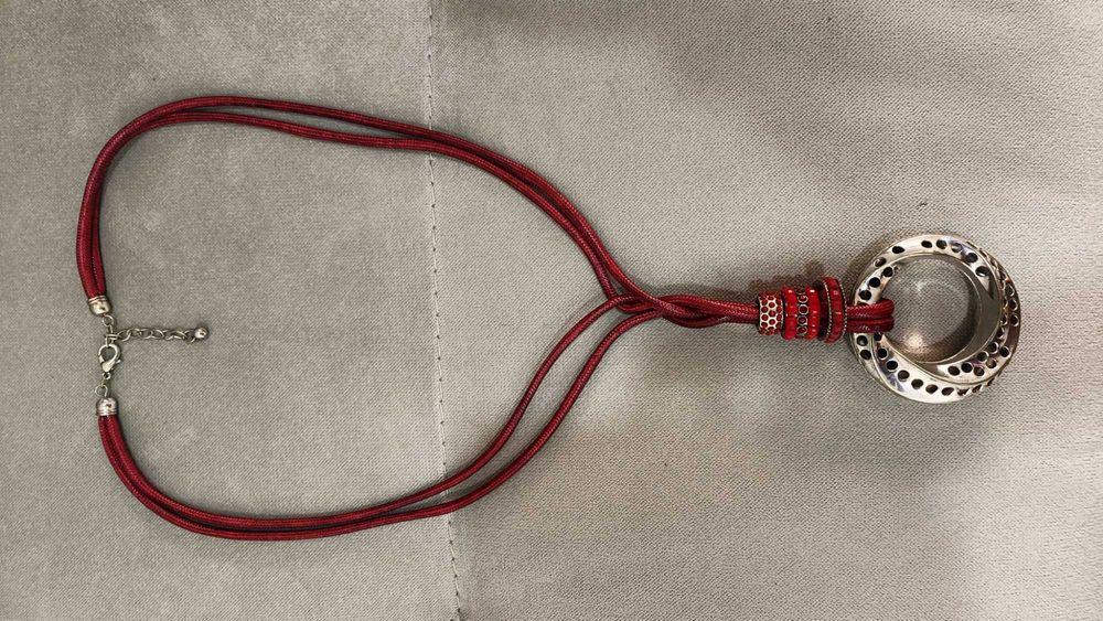 Colar cor vermelha e metal.