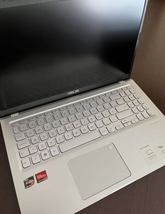 Portátil ASUS - AMD Ryzen 7 5700U - 16GB RAM - 512GB SSD