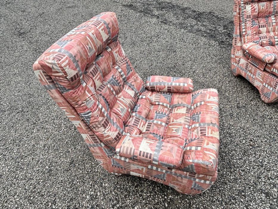 2 sofás estofados com tecido geométrico