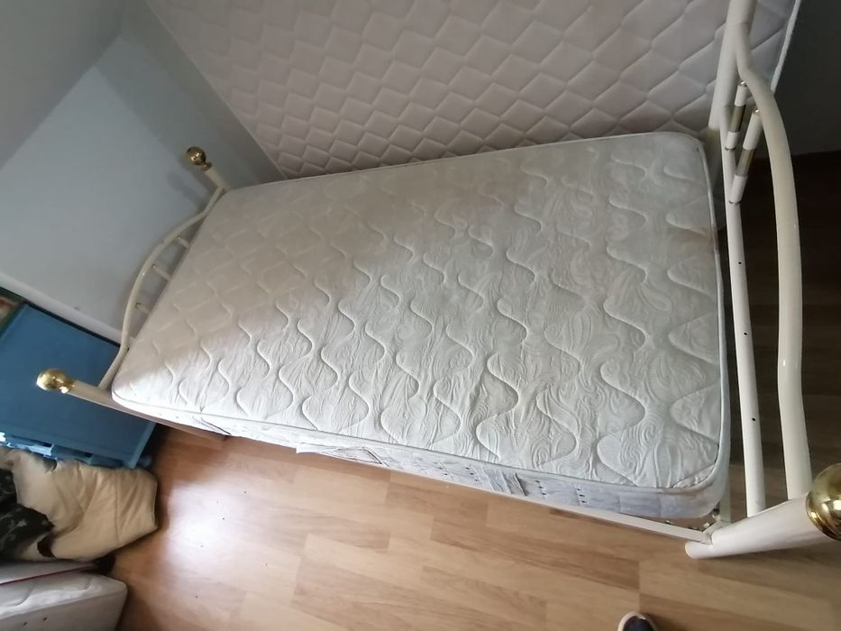Cama ferro em branco