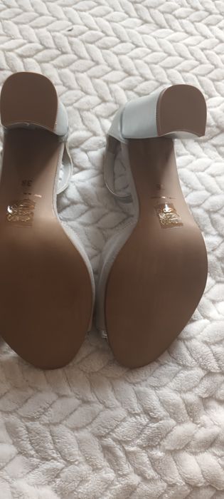 Sandalia toda em pele