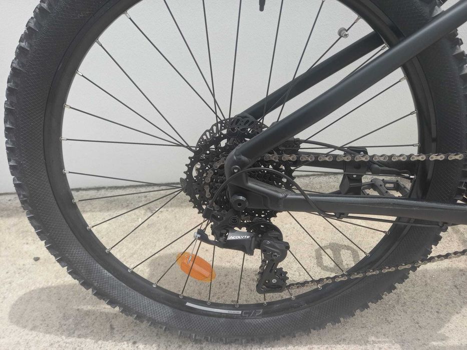 Bicicleta de montanha elética nova.