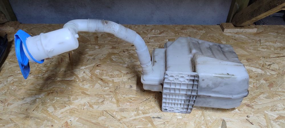 Zbiornik spryskiwaczy VW Golf 5 golf V wszystkie części pompka