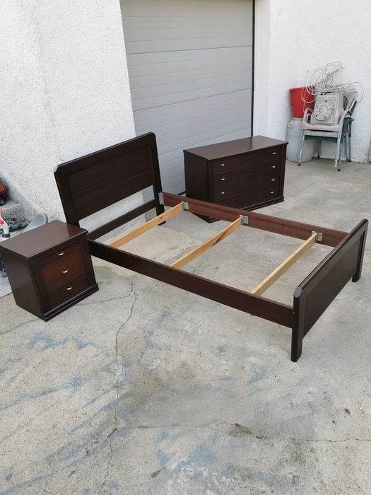 Cama de solteiro com cómoda e mesinha de cabeceira