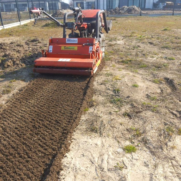 wertykulacja trawnika, glebogryzarka separacyjna, maszynowy siew trawy