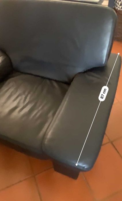 Sofá em pele, preto, para 3 pessoas e cadeirão