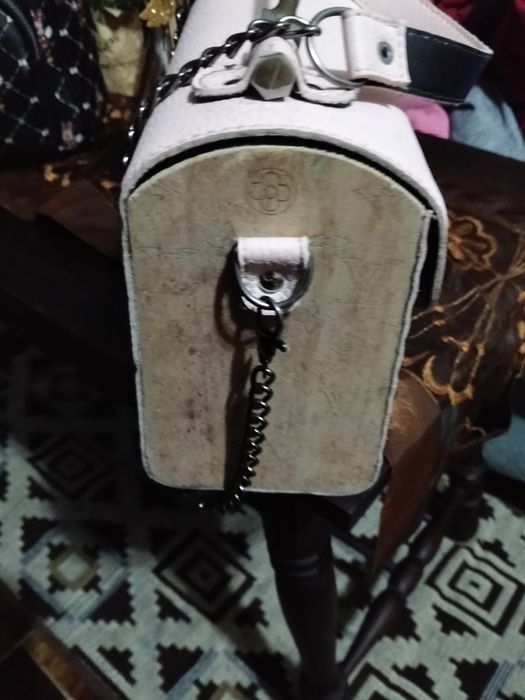 Mala Louis Vuitton cor de rosa para restaurar  é de grife 
Muito Lind