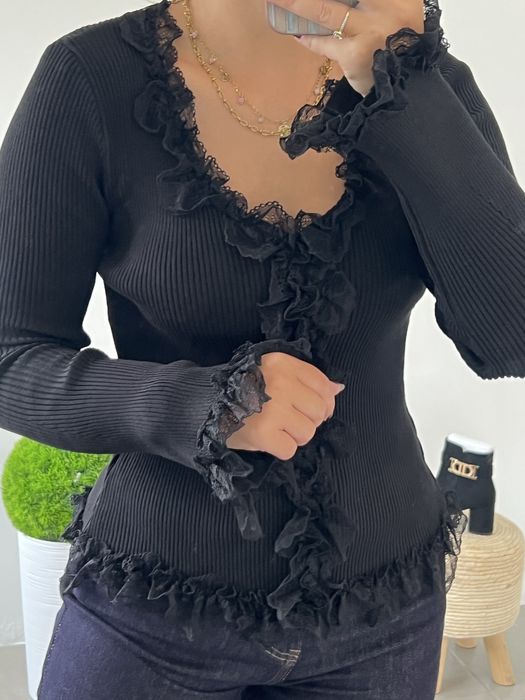 Camisola preta canelada com renda e folhos