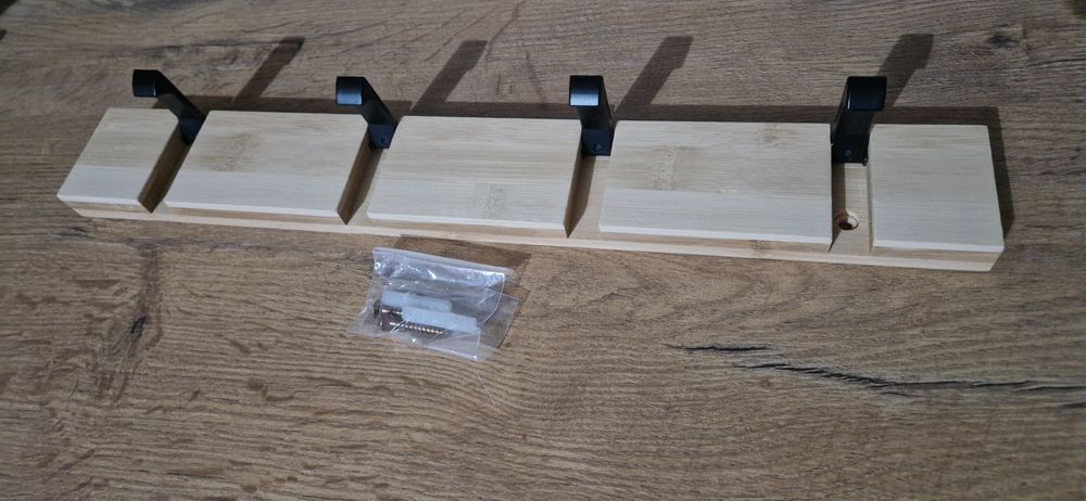 Wieszak ścienny chowany