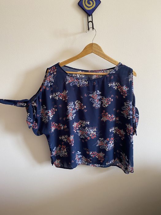 Blusa florida com pormenor de manga aberta