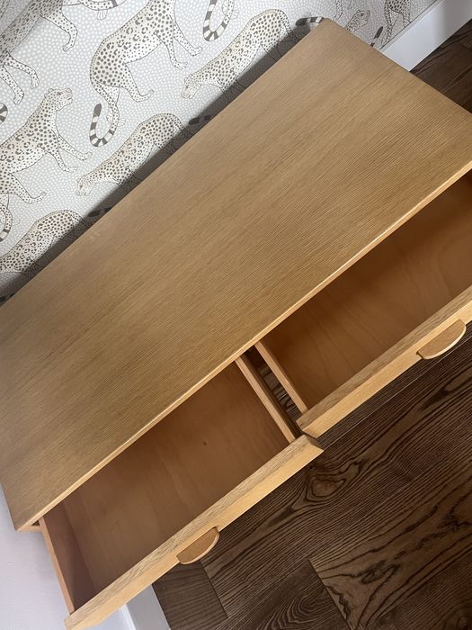 Stół drewniany z szufladami