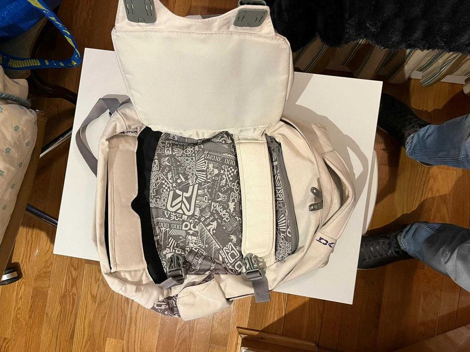 Mochila Dakine com porta skates e usada uma vez