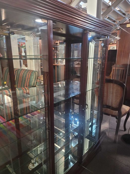 Cristaleira em madeira com fundo em espelho e prateleiras em vidro