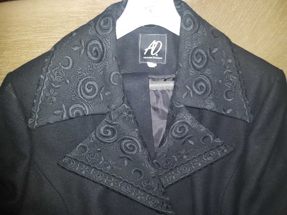 Płaszczyk krótki flauszowy.