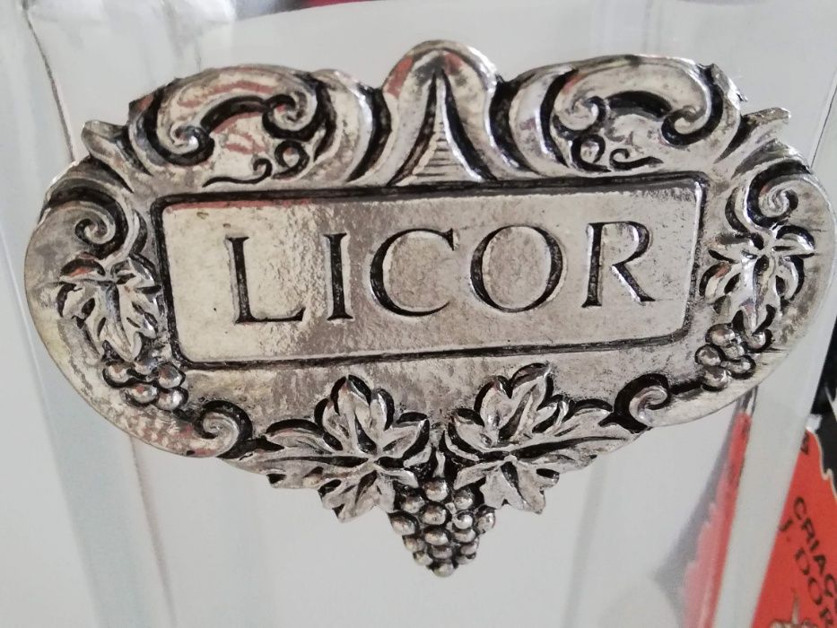 Garrafa para licor com aplicação em estanho