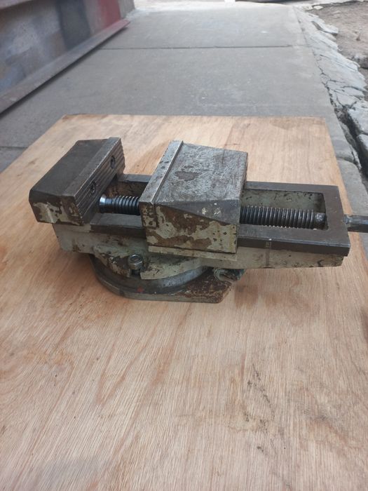 Тіски  станочні .