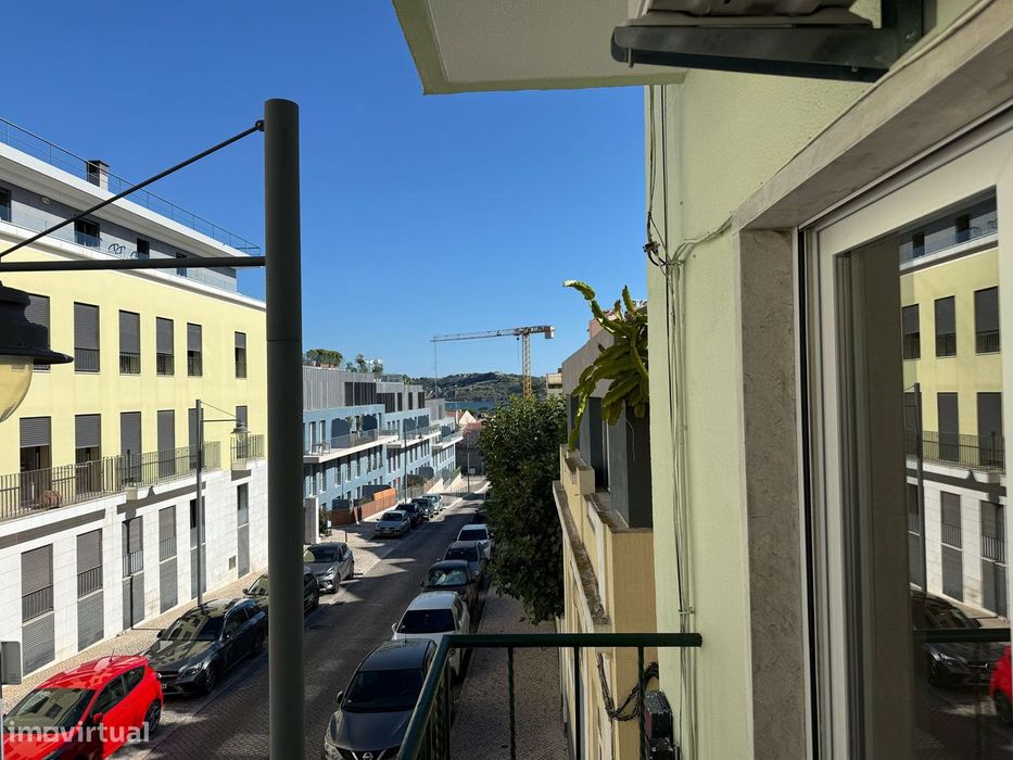 T1 transformado em T2 totalmente remodelado com terraço e vista de rio